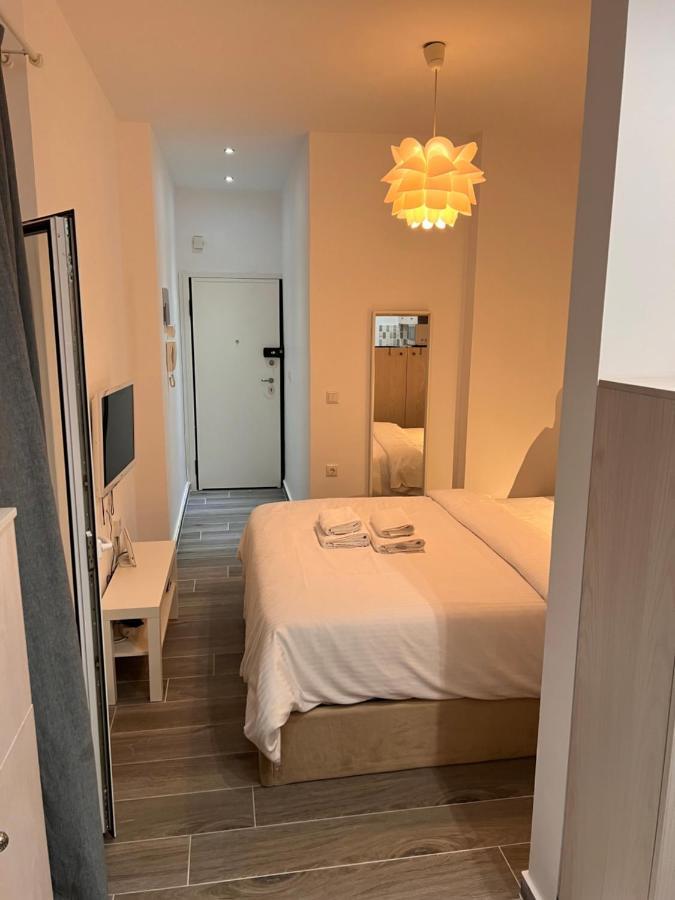 Small Budget Diamond Apartment In Agias Sofias. 테살로니키 외부 사진